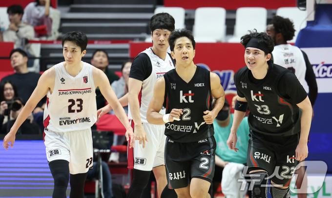 수원 KT 허훈이 11일 경기도 수원 KT 소닉붐 아레나에서 열린 '2024-2025 KCC 프로농구' 정규리그 수원 KT와 안양 정관장의 경기에서 득점을 올린 후 박준영과 백코트하고 있다. 2024.11.11/뉴스1 ⓒ News1 김성진 기자