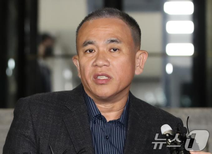 '윤석열 대통령 부부 공천 개입 의혹'의 핵심 인물인 명태균 씨가 8일 오후 경남 창원시 성산구 창원지방검찰청에서 정치자금법 위반 혐의 피의자 신분으로 검찰 조사를 받은 뒤 청사를 나서며 취재진 질문에 답하고 있다. 2024.11.8/뉴스1 ⓒ News1 윤일지 기자