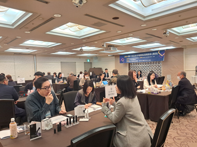 일본 오사카 플라자호텔에서 열린 수출상담회에서 관내 중소기업 관계자들이 일본 기업 바이어들과 상담을 하고 있다 / 사진제공=용인특례시