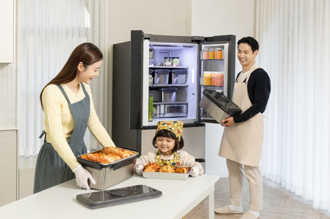 삼성전자 모델들이 '비스포크 AI 김치플러스'를 소개하고 있다. / 사진=삼성전자