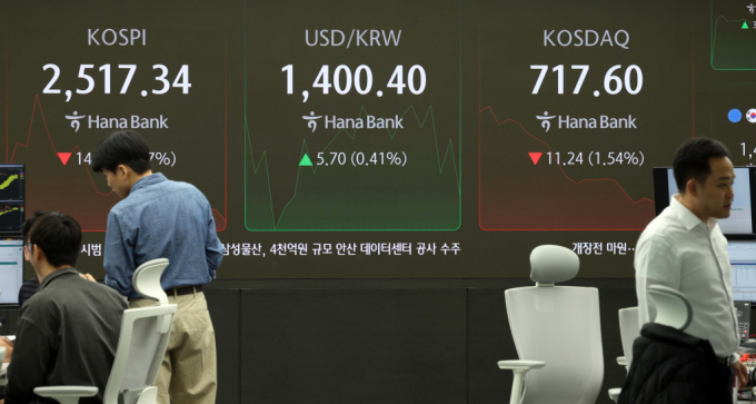 코스피가 전 거래일(2531.66)보다 3.72포인트(0.15%) 내린 2527.94에 개장한 12일 오전 서울 중구 하나은행 딜링룸 전광판에 지수가 표시되고 있다./사진=뉴시스  /사진=고범준