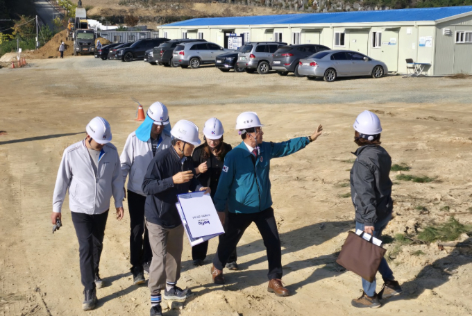 정종복 기장군수(오른쪽 두 번째)가 민원현장을 점검하고 있다./사진=기장군