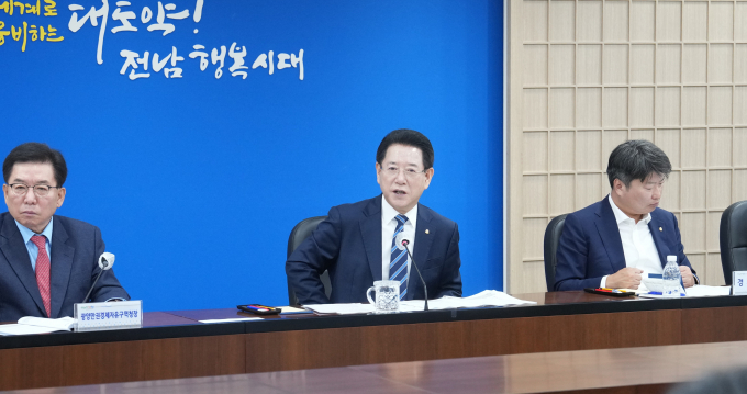 김영록 전라남도지사(왼쪽 두번째)가 12일 오전 도청 서재필실에서 실국 정책회의를 주재하고 있다./전남도