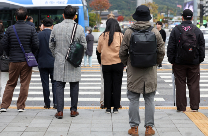 13일은 전국에 구름이 많으며 대체로 흐릴 전망이다. 사진은 외투를 입은 시민들이 서 있는 모습. /사진=뉴시스