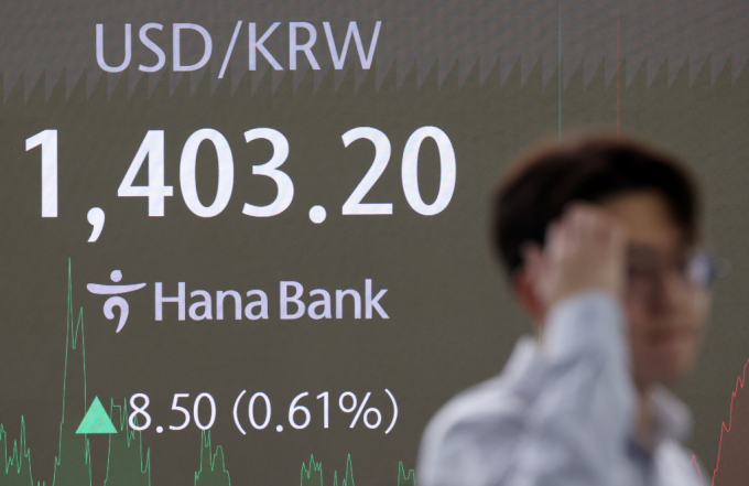 12일 오후 서울 중구 하나은행 딜링룸 전광판에 원·달러 환율이 나타나고 있다.  /사진=뉴스1