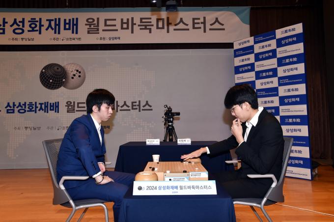 삼성화재배 32강에서 격돌한 신진서 9단(오른쪽)과 왕싱하오 9단. (한국기원 제공)