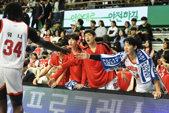 서울 SK의 자밀 워니가 팀 동료들과 하이파이브를 하고 있다. (KBL 제공)