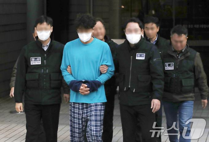 '윤석열 정권 퇴진' 집회 도중 체포된 민주노총 조합원들이 12일 오후 서울 서초구 서울중앙지방법원에서 열린 구속 전 피의자 심문(영장실질심사)을 마친 후 법정을 나서고 있다. /뉴스1 ⓒ News1 오대일 기자