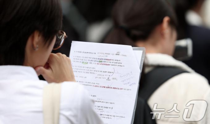 10월 27일 서울 동대문구 한국외국어대학교에서 열린 2025학년도 수시모집 학생부종합전형 면접고사에서 한 수험생이 준비한 원고를 읽고 있다. 2024.10.27/뉴스1 ⓒ News1 김성진 기자