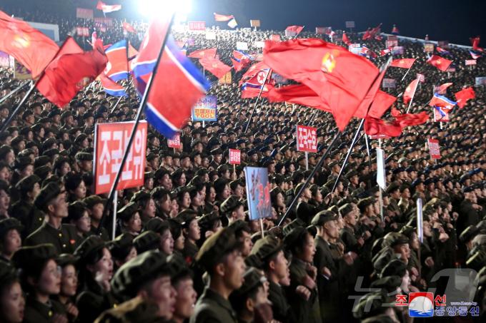 북한 젊은이들 비공개 군 입대 행사 참여 ⓒ 로이터=뉴스1 ⓒ News1 박은정 기자