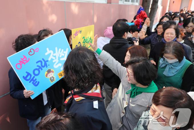 2025학년도 대학수학능력시험을 앞둔 12일 서울 마포구 일성여중고에서 후배들이 수능 응원 문구가 담긴 피켓을 들고 만학도 선배들의 수능시험 합격을 응원하고 있다. (공동취재) /뉴스1 ⓒ News1 김도우 기자