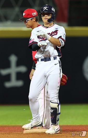 10일(현지시간) 오후 대만 타이베이시 톈무 야구장에서 열린 대한민국 야구 국가대표팀과 대만프로야구리그 웨이치안 드래곤스의 연습경기, 1회말 2사 상황에서 김도영이 2루타로 출루한 뒤 아파트 세리머니를 하고 있다. 2024.11.10/뉴스1 ⓒ News1 장수영 기자