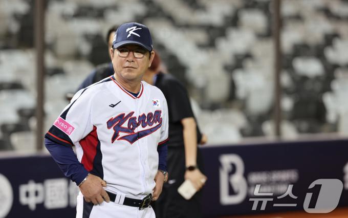 프리미어12 대만 예선에 출전하는 대한민국 야구대표팀 류중일 감독이 12일(현지시간) 대만 타이베이시 타이베이돔에서 열린 훈련에 앞서 그라운드를 살펴보고 있다. 대표팀은 오는 13일 대만과의 경기를 시작으로 14일 쿠바, 15일 일본, 16일 도미니카 공화국, 18일 호주와의 예선 경기를 갖는다. 2024.11.12/뉴스1 ⓒ News1 장수영 기자