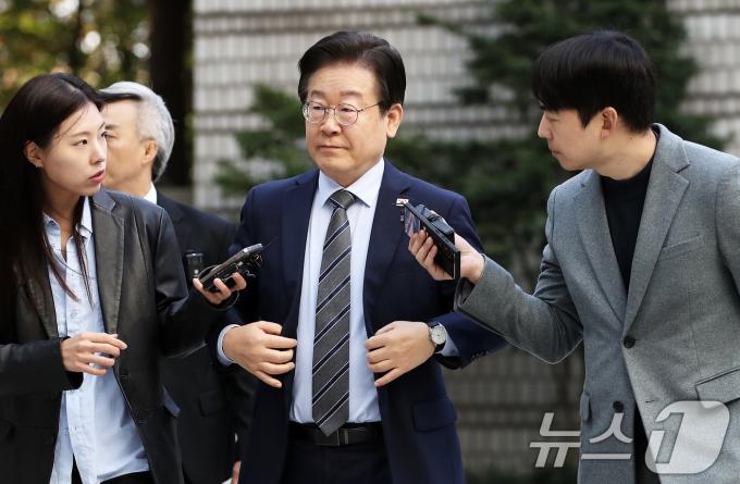 이재명 더불어민주당 대표가 12일 오전 서울 서초구 서울중앙지방법원에서 열린 '대장동 배임·성남FC 뇌물' 특정범죄가중처벌등에관한법률위반(뇌물) 관련 공판에 출석하고 있다. 이 대표는 오는 15일 공직선거법 위반 사건 1심 선고를 시작으로, 열흘 뒤인 오는 25일에는 위증교사 사건 1심 선고가 예정되는 등 정치생명의 분수령이 될 '사법 리스크' 시험대에 오른다. 2024.11.12/뉴스1 ⓒ News1 오대일 기자