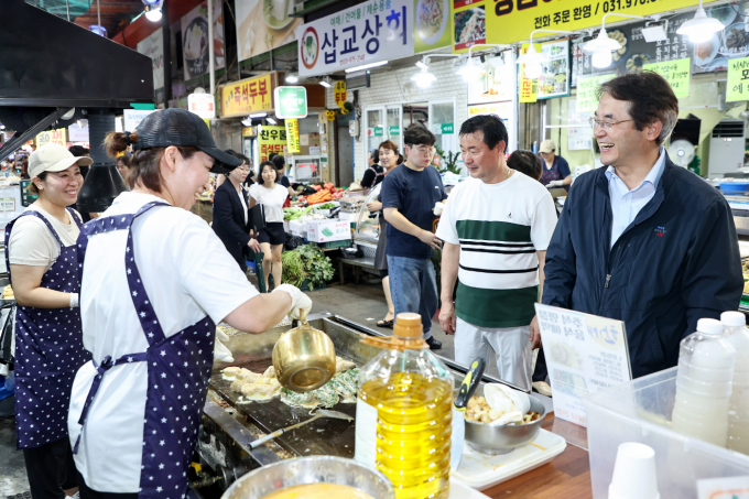 이동환 고양특레시장(오른쪽 첫번째)이 전통시장에서 상인들과 인사를 나누고 있다. / 사진제공=고양특례시