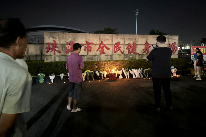 중국 남부 광둥성 주하이에서 공의로 의심되는 차량 돌진 사고가 발생해 35명이 사망하고 43명이 부상을 입었다. 피해자들을 추모하는 모습./사진=로이터