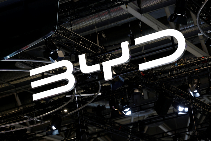 중국 BYD가 국내 공식 진출을 발표했다. 사진은 2024 파리모터쇼 BYD 부스. /사진=로이터