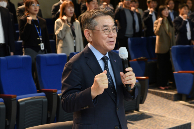 김준동 한국남부발전 사장이 임직원들과 비전 구호를 제창하고 있다./사진=남부발전