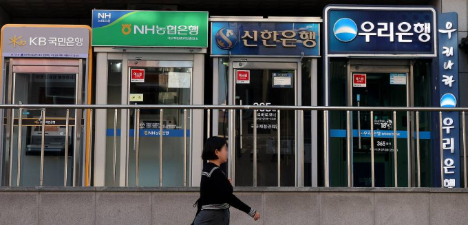 서울 시내 한 빌딩 앞에 시중은행 ATM기기가 설치돼 있다./사진=뉴시스