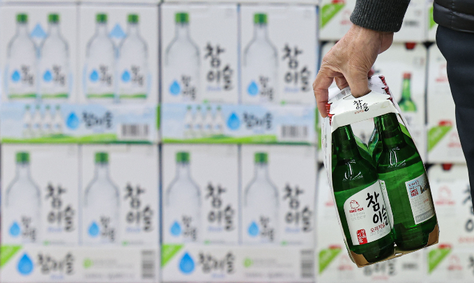 하이트진로가 마케팅 비용 효율화를 통해 올해 3분기 영업이익을 전년 동기 대비 성장시켰다. 지난해 서울 소재 한 대형마트에 소주가 진열돼 있다. /사진=뉴시스
