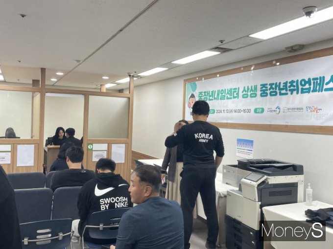 노사발전재단 광주중장년내일센터가 13일 광주고용복지플러스센터 상설채용관에서 광주경총 함께 중장년 상생 취업페스타를 개최하고 있다. 