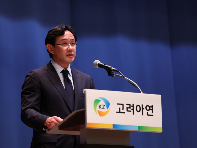 최윤범 고려아연 회장이 13일 서울 중구 대한상의에서 열린 기자회견에서 일반공모 유상증자 철회 및 이사회 의장 사퇴를 밝히고 있다. / 사진=뉴스1 박지혜 기자 /사진=(서울=뉴스1) 박지혜 기자