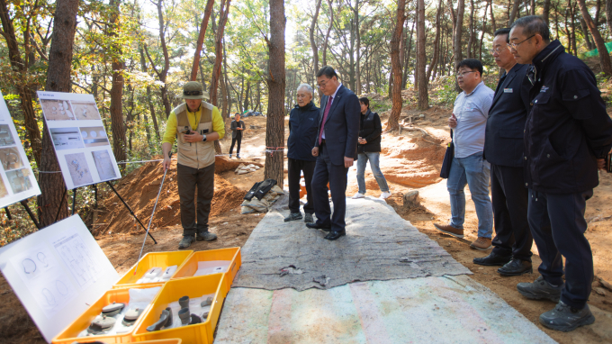 12일 합천군 쌍책면 성산리에 위치한 세계유산 옥전고분군 현장에서 발굴조사 성과 설명회를 개최했다. 김윤철 군수(왼쪽에서 세번째)와 연구원, 군 관계자 등이 유구와 유물에 대한 설명을 듣고 있다./사진=합천군