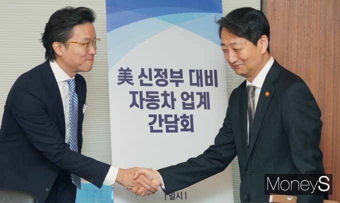 [머니S포토] 미 신정부 대비 車업계 간담회 인사 나누는 안덕근 · 김일범
