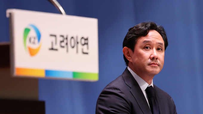 최윤범 고려아연 회장이 13일 서울 중구 대한상의에서 열린 기자회견에 앞서 인사하고 있다. / 사진=뉴스1 박지혜 기자 /사진=(서울=뉴스1) 박지혜 기자