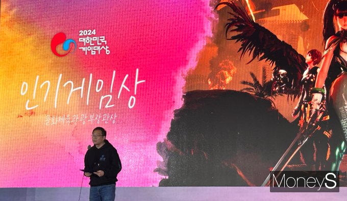 '대한민국 게임대상' 인기게임상의 영예를 시프트업의 '스텔라 블레이드'가 안게 됐다. 사진은 인기게임상을 수상한 이동기 시프트업 테크니컬디렉터가 13일 오후 부산 해운대구 벡스코에서 열린 '2024 대한민국 게임대상'에서 소감을 전하고 있는 모습. /사진=김성아 기자 