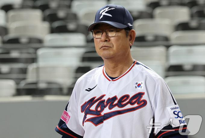 프리미어12 대만 예선에 출전하는 대한민국 야구대표팀 류중일 감독이 12일(현지시간) 대만 타이베이시 타이베이돔에서 열린 훈련에 앞서 그라운드를 살펴보고 있다. 대표팀은 오는 13일 대만과의 경기를 시작으로 14일 쿠바, 15일 일본, 16일 도미니카 공화국, 18일 호주와의 예선 경기를 갖는다. 2024.11.12/뉴스1 ⓒ News1 장수영 기자