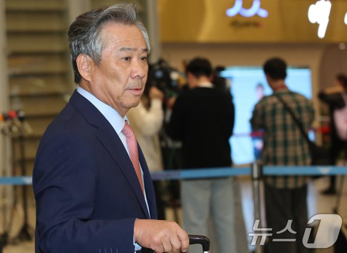 3선 도전의 길이 열린 이기흥 대한체육회장이 세계올림픽도시연합(WUOC) 회의를 마치고 13일 오후 인천국제공항을 통해 귀국해 준비된 차량으로 이동하고 있다. 2024.11.13/뉴스1 ⓒ News1 권현진 기자