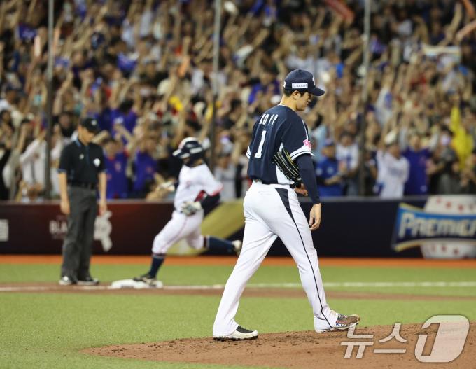 13일(현지시간) 오후 대만 타이베이시 타이베이돔에서 열린 2024 WBSC 프리미어12 B조 예선 대한민국과 대만의 경기, 2회말 대만 공격 2사만루 상황에서 대한민국 선발 고영표가 천천웨이에게 만루 홈런을 허용하고 있다. 2024.11.13/뉴스1 ⓒ News1 장수영 기자