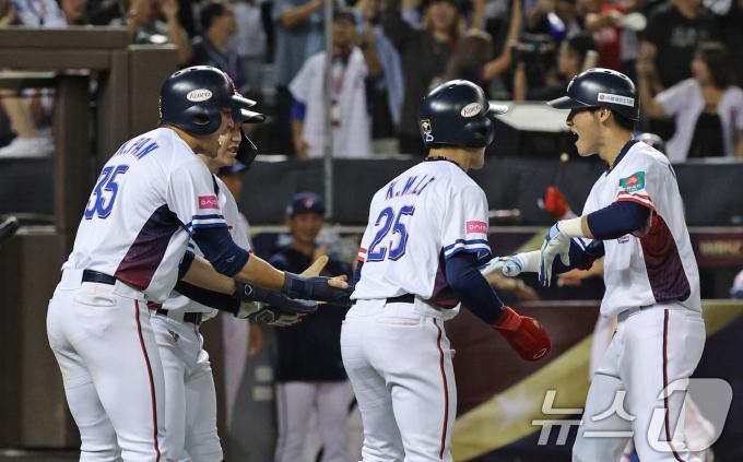 13일(현지시간) 오후 대만 타이베이시 타이베이돔에서 열린 2024 WBSC 프리미어12 B조 예선 대한민국과 대만의 경기, 2회말 대만 공격 2사만루 상황에서 천천웨이가 대한민국 선발 고영표를 상대로 만루 홈런으로 득점하고 있다. 2024.11.13/뉴스1 ⓒ News1 장수영 기자