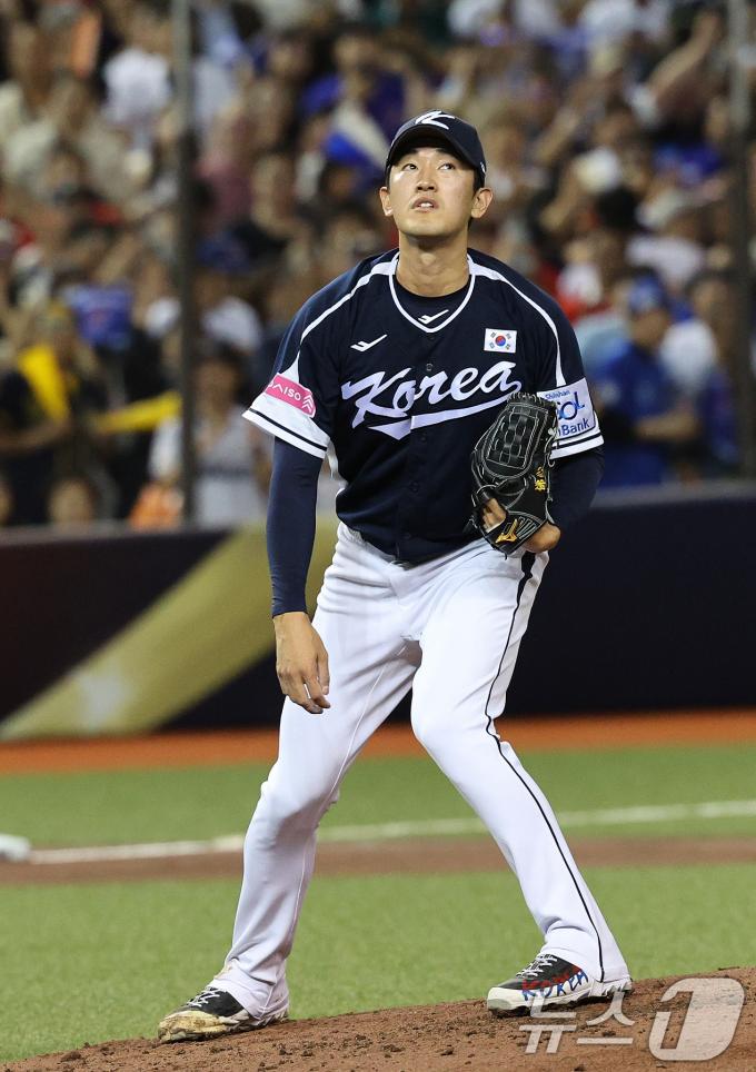 13일(현지시간) 오후 대만 타이베이시 타이베이돔에서 열린 2024 WBSC 프리미어12 B조 예선 대한민국과 대만의 경기, 2회말 대만 공격 2사만루 상황에서 대한민국 선발 고영표가 천천웨이의 만루 홈런에 이어 린리에게 2루타를 허용하고 있다. 2024.11.13/뉴스1 ⓒ News1 장수영 기자