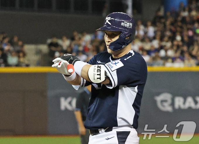 13일(현지시간) 오후 대만 타이베이시 타이베이돔에서 열린 2024 WBSC 프리미어12 B조 예선 대한민국과 대만의 경기, 4회초 대한민국 공격 2사 3루 상황에서 박동원이 1타점 적시타를 친 뒤 아파트 세리머니 하고 있다. 2024.11.13/뉴스1 ⓒ News1 장수영 기자