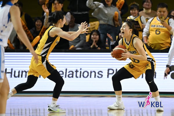 여자 프로농구 청주KB가 홈 17연승 신기록을 달성했다.(WKBL 제공)