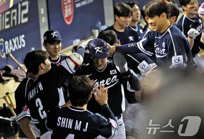 13일(현지시간) 오후 대만 타이베이시 타이베이돔에서 열린 2024 WBSC 프리미어12 B조 예선 대한민국과 대만의 경기, 7회초 대한민국 공격 1사 상황에서 홈런을 친 나승엽이 더그아웃에서 동료들과 기쁨을 나누고 있다. 2024.11.13/뉴스1 ⓒ News1 장수영 기자