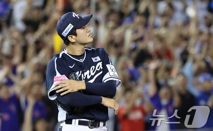 13일(현지시간) 오후 대만 타이베이시 타이베이돔에서 열린 2024 WBSC 프리미어12 B조 예선 대한민국과 대만의 경기, 2회말 대만 공격 2사만루 상황에서 대한민국 선발 고영표가 천천웨이에게 만루 홈런을 허용하고 있다. 2024.11.13/뉴스1 ⓒ News1 장수영 기자