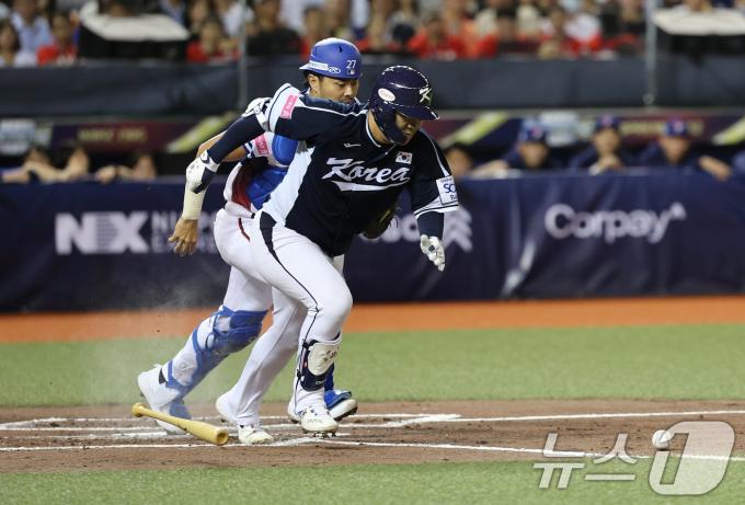 13일(현지시간) 오후 대만 타이베이시 타이베이돔에서 열린 2024 WBSC 프리미어12 B조 예선 대한민국과 대만의 경기, 2회초 대한민국 공격 2사 상황에서 문보경이 땅볼 타구를 친 뒤 1루를 향해 달리고 있다. 2024.11.13/뉴스1 ⓒ News1 장수영 기자