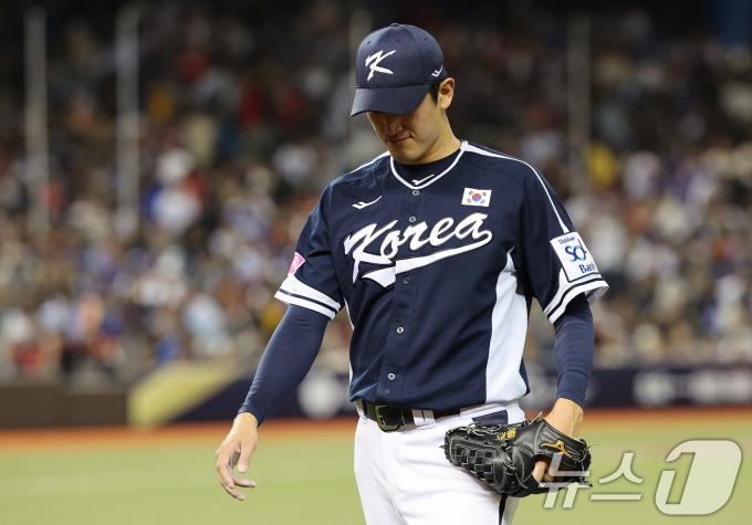 13일(현지시간) 오후 대만 타이베이시 타이베이돔에서 열린 2024 WBSC 프리미어12 B조 예선 대한민국과 대만의 경기, 2회말 대한민국 선발 고영표가 만루 홈런과 투런 홈런을 허용한 뒤 이닝을 마치고 있다. 2024.11.13/뉴스1 ⓒ News1 장수영 기자