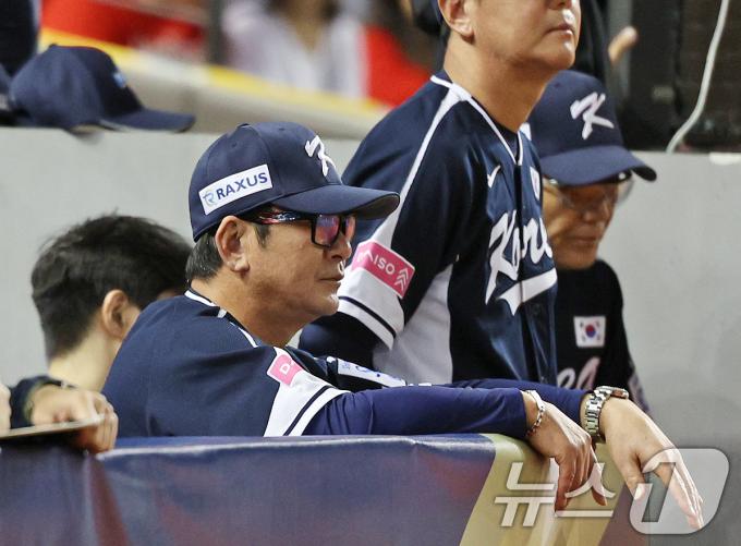 13일(현지시간) 오후 대만 타이베이시 타이베이돔에서 열린 2024 WBSC 프리미어12 B조 예선 대한민국과 대만의 경기, 류중일 감독이 경기를 바라보고 있다. 2024.11.13/뉴스1 ⓒ News1 장수영 기자
