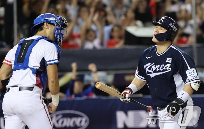 13일(현지시간) 오후 대만 타이베이시 타이베이돔에서 열린 2024 WBSC 프리미어12 B조 예선 대한민국과 대만의 경기, 6회초 대한민국 공격 2사 2루 상황에서 박동원이 헛스윙 삼진으로 아웃되자 아쉬워하고 있다. 2024.11.13/뉴스1 ⓒ News1 장수영 기자
