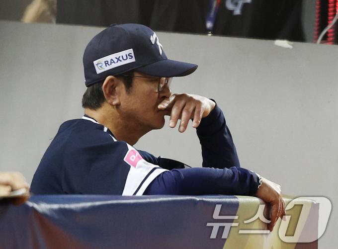 13일(현지시간) 오후 대만 타이베이시 타이베이돔에서 열린 2024 WBSC 프리미어12 B조 예선 대한민국과 대만의 경기, 류중일 감독이 경기를 바라보고 있다. 2024.11.13/뉴스1 ⓒ News1 장수영 기자