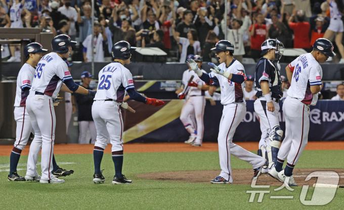 13일(현지시간) 오후 대만 타이베이시 타이베이돔에서 열린 2024 WBSC 프리미어12 B조 예선 대한민국과 대만의 경기, 2회말 대만 공격 2사만루 상황에서 천천웨이가 대한민국 선발 고영표를 상대로 만루 홈런으로 득점하고 있다. 2024.11.13/뉴스1 ⓒ News1 장수영 기자