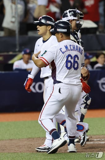 13일(현지시간) 오후 대만 타이베이시 타이베이돔에서 열린 2024 WBSC 프리미어12 B조 예선 대한민국과 대만의 경기, 2회말 대만 공격 2사 2루 상황에서 대만 천제슈엔이 대한민국 선발 고영표에게 투런을 친 뒤 동료들과 환호하고 있다. 2024.11.13/뉴스1 ⓒ News1 장수영 기자