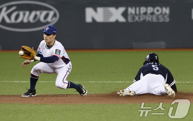 13일(현지시간) 오후 대만 타이베이시 타이베이돔에서 열린 2024 WBSC 프리미어12 B조 예선 대한민국과 대만의 경기, 6회초 대한민국 공격 1사 1루 상황에서 1루주자 김도영이 도루를 성공하고 있다. 2024.11.13/뉴스1 ⓒ News1 장수영 기자