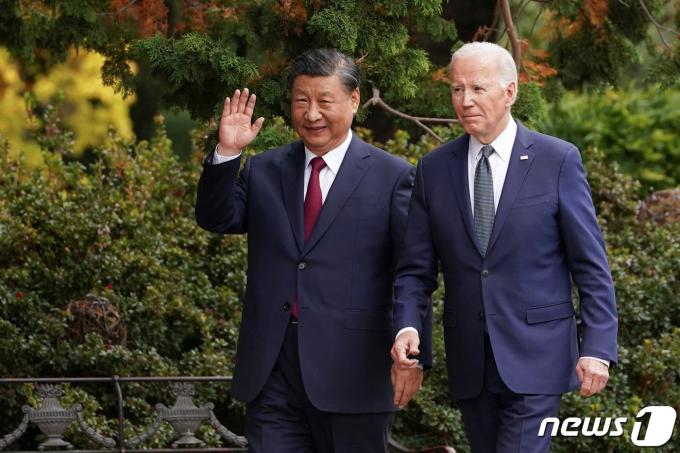 2023년 11월 15일(현지시간) 시진핑 중국 국가주석(왼쪽)과 조 바이든 미국 대통령이 미국 캘리포니아주 샌프란시스코의 파이롤리 에스테이트에서 걸어가고 있다. 2023.11.16 ⓒ 로이터=뉴스1 ⓒ News1 정지윤 기자
