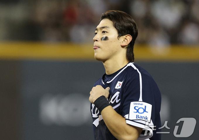 13일(현지시간) 오후 대만 타이베이시 타이베이돔에서 열린 2024 WBSC 프리미어12 B조 예선 대한민국과 대만의 경기, 8회초 대한민국 공격 2사 상황에서 타석에 들어선 김도영이 뜬공으로 아웃된 뒤 아쉬워하고 있다. 2024.11.13/뉴스1 ⓒ News1 장수영 기자