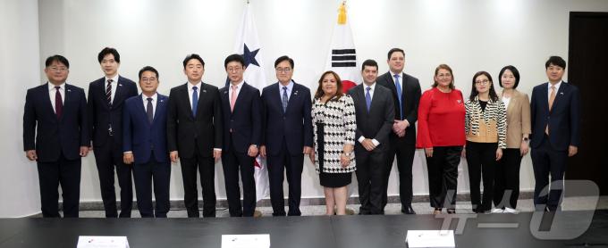 제10차 G20 국회의장회의를 마무리한 우원식 국회의장이 12일(현지시간) 파나마 수도 파나마시티를 공식 방문해 다나 카스타녜다 파나마 국회의장과 면담 전 기념 촬영하고 있다. 왼쪽부터 더불어민주당 박민규 의원, 국민의힘 박성훈 의원, 더불어민주당 민병덕 의원, 더불어민주당 강훈식 의원, 정진규 주파나마대사, 우 의장, 다나 카스타녜다 파나마 국회의장, 호안 게바라 국회외교위원장, 아리엘 바야리노 의원, 릴리아 바티스타 의원, 국민의힘 김소희 의원, 더불어민주당 이소영 의원, 개혁신당 이준석 의원. (국회의장실 제공) 2024.11.13/뉴스1